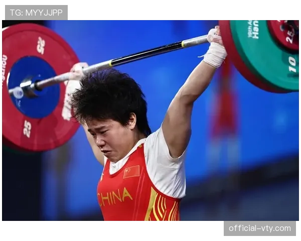 侯志慧赛前吃香蕉被拍，网友：这姐拿金牌比我们吃早餐还轻松